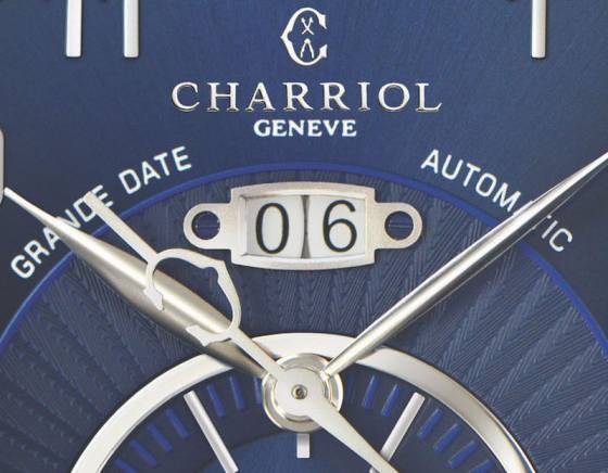 El Grande Date GMT de Charriol en un llamativo azul marino