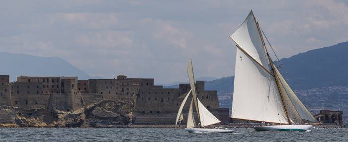 Los yates clásicos navegando a través del puerto de Nápoles en la Vele d'Epoca