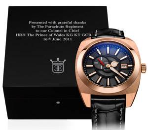 Ellicott ha entregado un reloj de pulsera “Majesty” a SAR el Príncipe de Gales 