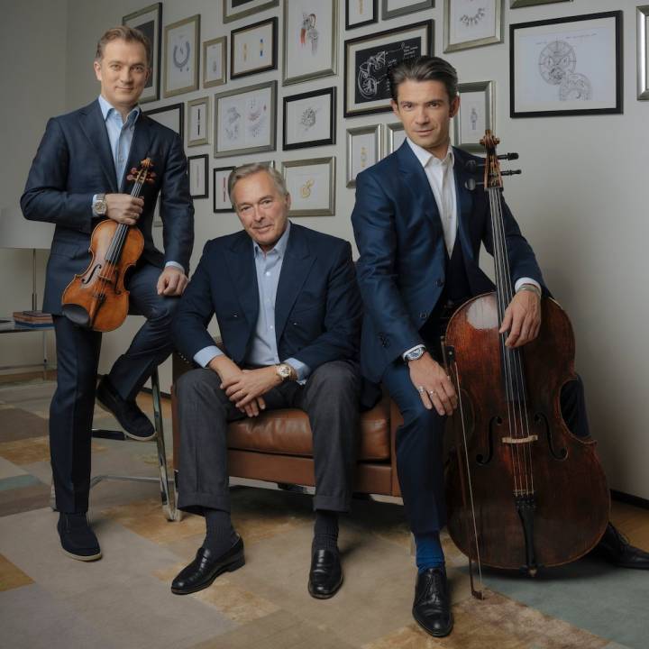 Karl-Friedrich Scheufele, copresidente de Chopard, con el violinista Renaud Capuçon y su hermano violonchelista Gautier Capuçon, quienes ayudaron a desarrollar el sonido de los nuevos relojes con sonería.