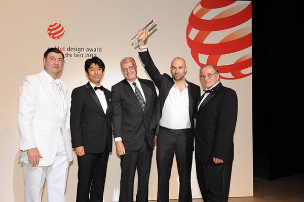 El CEO de Ventura, Pierre Nobs, tercero por la izquierda, y el diseñador Simon Nusslein, segundo por la izquierda, con su premio red dot «Best of the Best»
