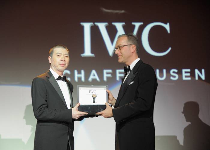 El director de cine Chino Feng Xiaogang recibiendo el IWC Filmmaker Award de manos del Director de Marketing y Communició de IWC Goris Verburg