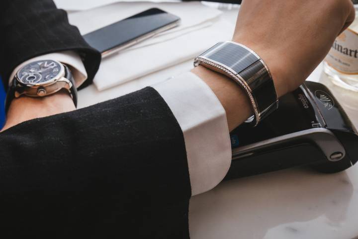 La relojería está cada vez más conectada, desde el Tissot T-Touch Connect Solar hasta el TAG Heuer Connected. También las joyas, como lo muestra este ejemplo de pulsera de acceso y pago sin contacto de la marca de lujo Armillion.