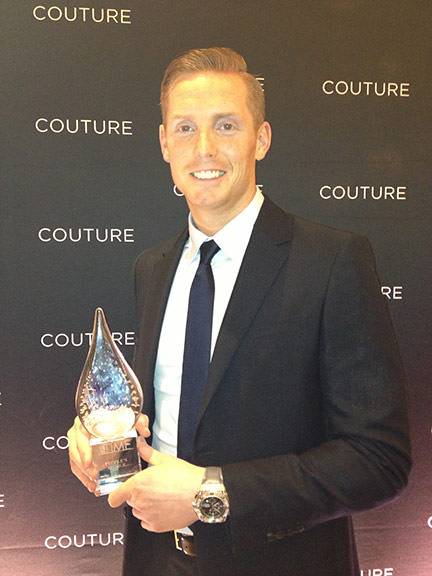 Ton Cobelens con el Premio “People's Choice” en la entrega anual de los Couture Time Awards