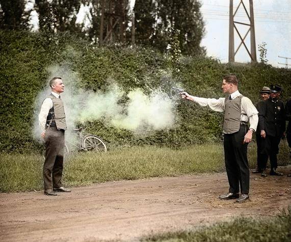 El diputado disparando un revólver calibre 38 directamente hacia el pecho. (National Photo Company Collection / Biblioteca del Congreso, Washington, DC | versión coloreada: zuzahin)