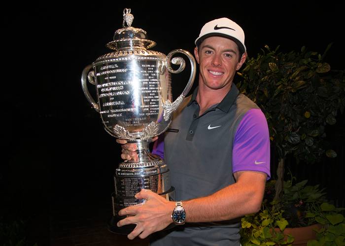 El Embajador de Omega Rory McIlroy sostiene el Trofeo Wanamaker Trophy tras ganar su cuarto título en el 96º Campeonato PGA en el Valhalla Golf Club