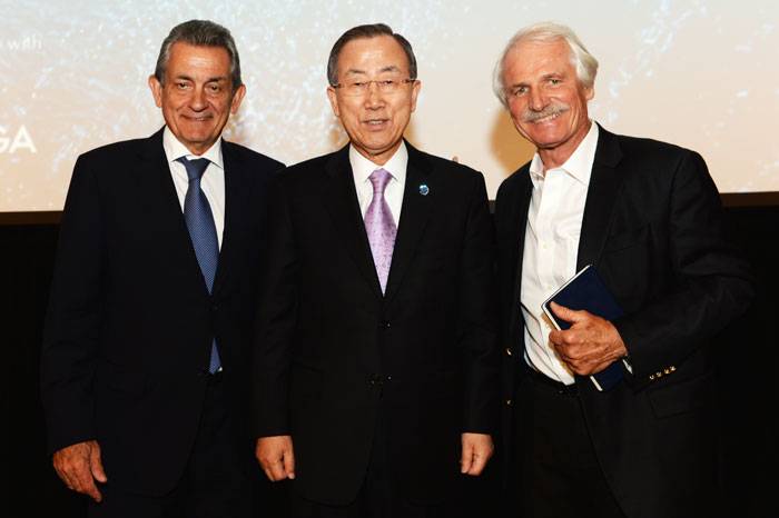 De Izquierda a Derecha: El Presidente de Omega Stephen Urquhart, el Secretario General de la ONU Ban Ki-moon & y el Director del film Yann Arthus-Bertrand 