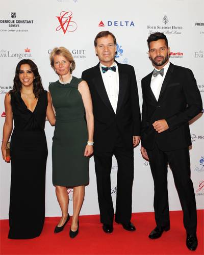 De iquierda a derecha: Eva Longoria, Aletta & Peter Stas, Ricky Martin