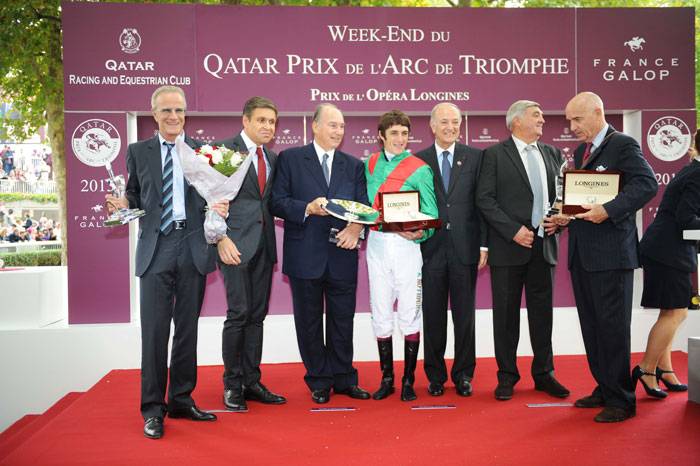 Christophe Soumillon recibiendo su trofeo patrocinado por Longines