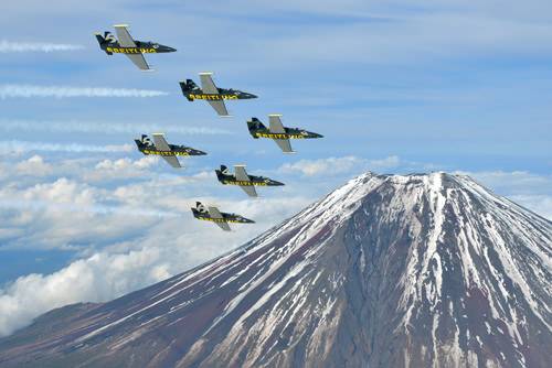 El Breitling Jet Team sobrevolando el Monte Fuki