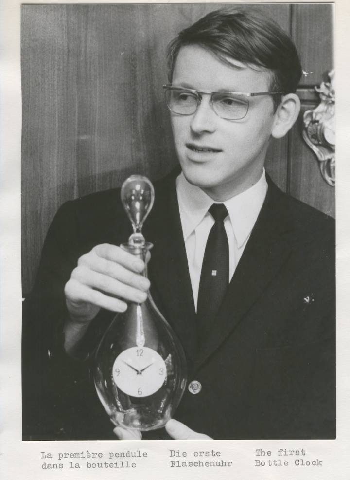El joven Svend Andersen con su primer reloj en botella en 1969