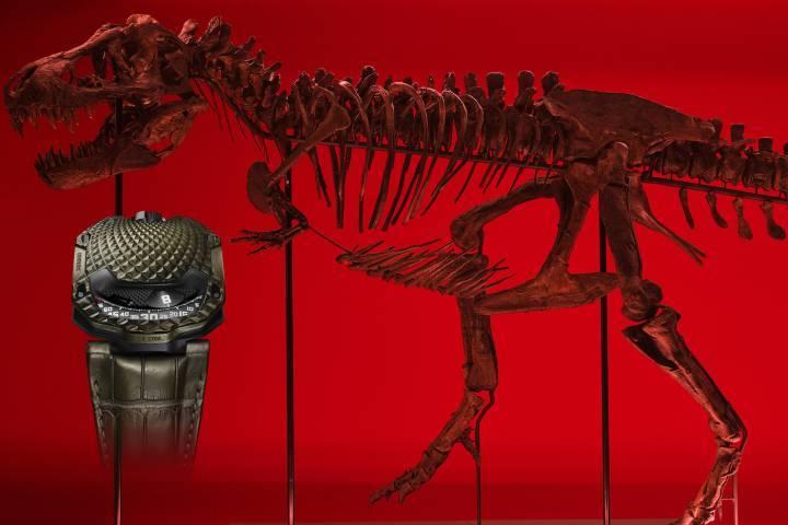 El UR-105M Trinity T. rex contiene un trozo de hueso fosilizado de T-Rex.