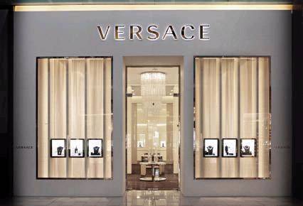 Versace celebra la apertura de tres nuevas Boutiques insignia en Dubai