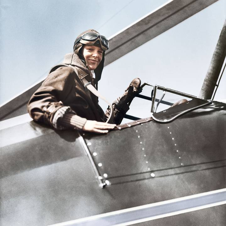 En 1932, Amelia Earhart realizó el primer vuelo femenino en solitario sobre el Atlántico, utilizando su cronógrafo Longines como instrumento de navegación.