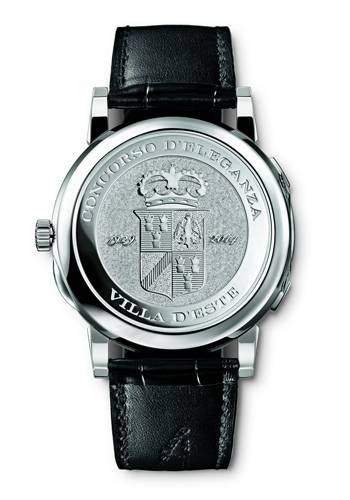 El reloj de A. Lange & Söhne timepiece con la trasera en oro blanco grabada a mano (mostrando el escudo de armas de la competición)