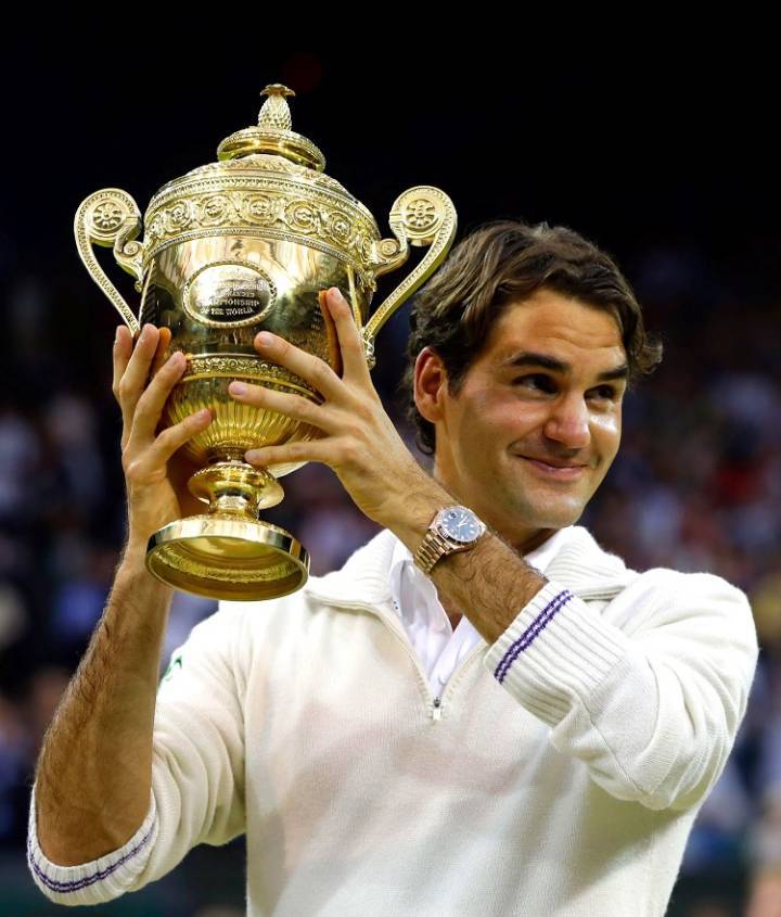 Roger Federer, su Rolex Day-Date II, y su trofeo de campeón de Wimbledon 2012 