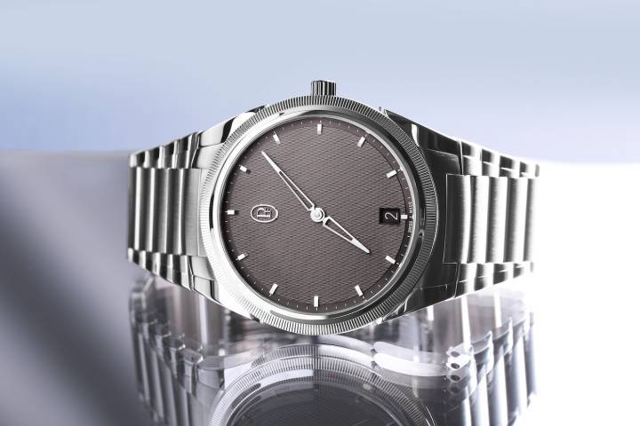 El Tonda Micro Rotor PF de 40 mm debe su estética pura a la ordenada esfera guilloché de color gris cálido mate. Inaugura una nueva versión del movimiento fundacional de Parmigiani Fleurier, el PF703.