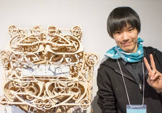 Un estudiante Japonés crea un reloj que «escribe» el tiempo