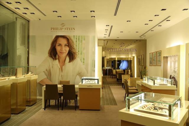 El interior de la boutique insignia de Philip Stein flagship en el ION, Singapur