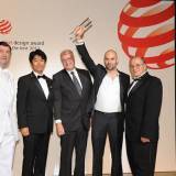 El CEO de Ventura, Pierre Nobs, tercero por la izquierda, y el diseñador Simon Nusslein, segundo por la izquierda, con su premio red dot «Best of the Best»