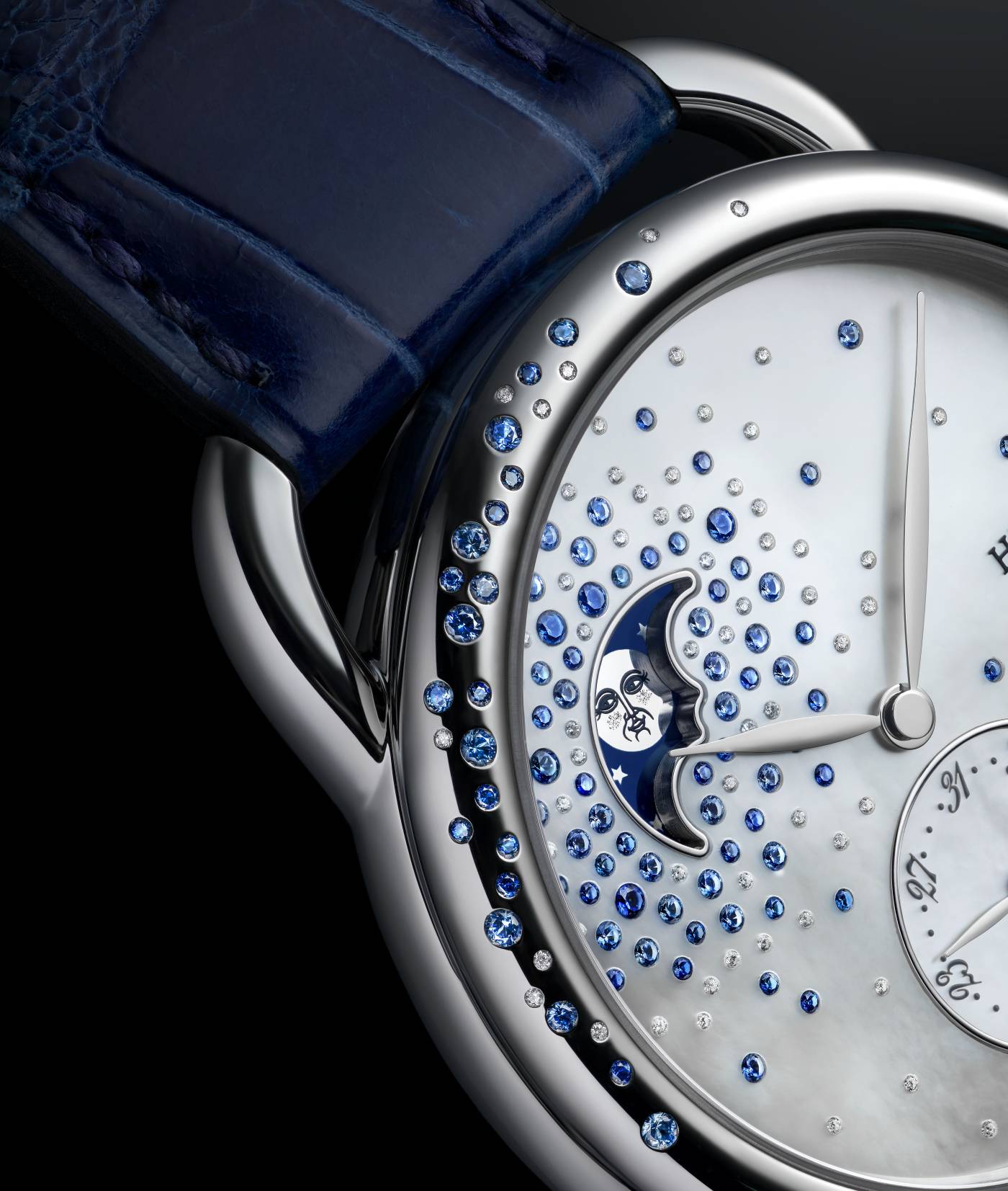 Hermes_arceau_petite_lune_jete_de_diamants_et_saphirs_close_-_europa_star_watch_magazine_2020