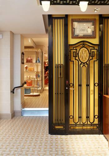 El ascesor de la boutique Hermès que data de 1923 cuenta con la rica decoración en hierro forjado que era típica de la época
