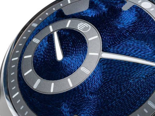 Ressence Type 8 Indigo: El paso del tiempo en hilos de color azul