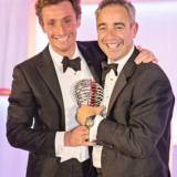 Los fundadores de Bremont, Nick (Izquierda) y Giles English con el trofeo de ganadores