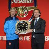Arsène Wenger (izquierda) con Bruno Grande (derecha), COO de JeanRichard
