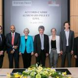 De Izquierda a Derecha: François-Henry Bennahmias, CEO de Audemars Piguet; Olivier Audemars Miembro del Consejo del Audemars Piguet Holding; Jasmine Audemars, Presidenta del Consejo Audemars Piguet Holding y del Patronato de la Audemars Piguet Foundation; El Profesor Patrick Aebischer, Presidente del EPFL; Adrienne Corboud Fumagalli, Vice-Presidenta para la Innovación del EPFL; El Profesor Simon Henein, Director del INSTANT-LAB; Zarko Stevic, Director de la Cadena de Suministro y Desarrollo de Audemars Piguet 