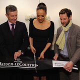 Carmen Chaplin corta la cinta del Musée de l'Elysée con el CEO de Jaeger-LeCoultre Daniel Riedo e el Director del Museo Sam Stourdzé