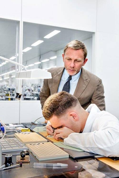  Daniel Craig vió donde se hacen los Omegas de James Bond