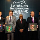 El Sr. Moses Lee, Presidente de Tote Board Singapore, el Sr. Juan-Carlos Capelli, Vice-Presidente de Longines y Jefe de Marketing Internacional, el Huesped de Honor, el Sr. S.R. Nathan, Ex-Presidente de Singapur, el Sr. Tan Guong Ching, Presidente del Singapore Turf Club, y el Sr. Richard Sim, del Comite Organizador & Secretario General Honorario de Community Chest.