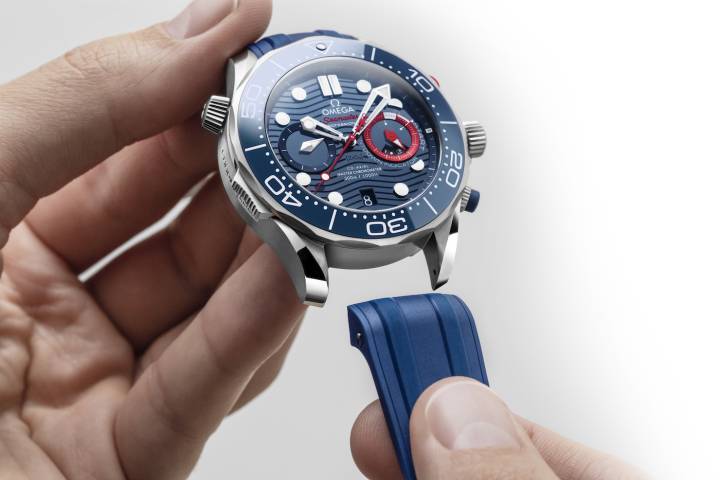 El cronógrafo Seamaster Diver 300M America's Cup de Omega tiene un brazalete de metal y una correa de caucho adicional, ambos equipados con el nuevo sistema Quick Change de la marca.