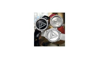 Guess celebra su Vigésimo Quinto Aniversario con dos brillantes creaciones: Clearly Guess & Mini Triangle