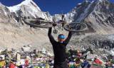 El Embajador de Alpina Watches Patrick Sweeney Establece una Primera Vez Mundial en el Everest