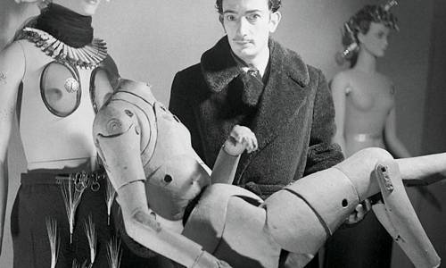 Una foto de Salvador Dali por Denise Bellon © Les Films de l'Équinoxe Fonds Photographique Denise Bellon y Salvador Dalí, Fundació Gala-Salvador Dali, DACS, 2014.