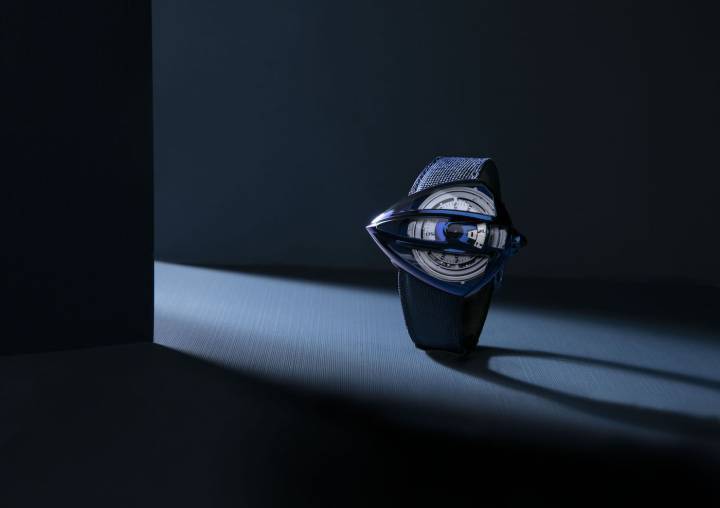 Ya en 2008, De Bethune produjo las primeras manecillas de cristal de zafiro, rodeadas de titanio azulado, que se instalaron en el DB26QP. En el nuevo Dream Watch 5, lejos de simplemente tallar la caja de un solo bloque de zafiro utilizando los métodos tradicionales, el maestro relojero Denis Flageollet se esforzó por adaptar el zafiro a la caja de titanio del reloj. El equipo tuvo que insertar no más de siete partes de zafiro diferentes, cada una elaborada con curvas y proporciones únicas, que luego se incrustarían en el exoesqueleto de titanio pulido azulado.