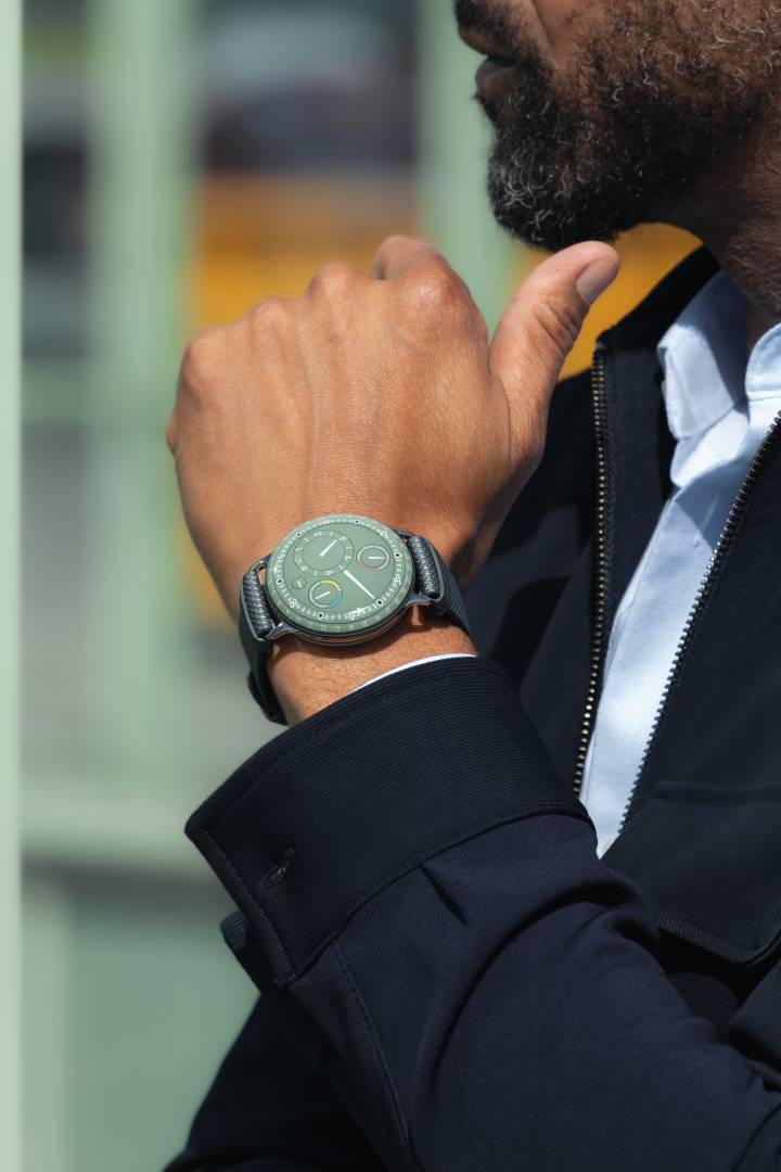 El reloj héroe de Ressence Type 3 EE adquiere un nuevo tono verde eucalipto