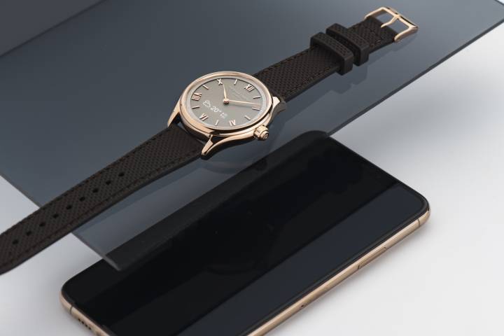 El nuevo reloj conectado de Frédérique Constant, el Smartwatch Vitality, con su esfera digital revelada bajo demanda. En este nuevo reloj, la frecuencia cardíaca ahora se mide en la muñeca, gracias a la integración de un sensor de última generación desarrollado por Philips Wearable Sensing.