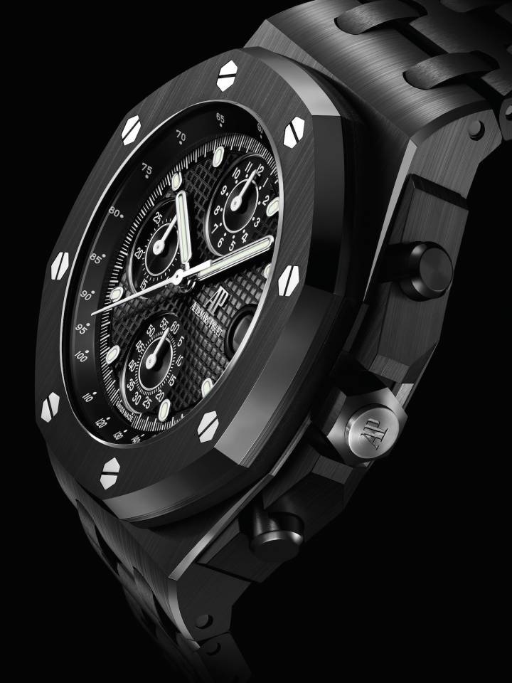 El nuevo cronógrafo Royal Oak Offshore de 42 mm, Ref. 26238CE, es el verdadero sucesor del original de 1993, actualizado con el nuevo Cal. Movimiento flyback 4404. Pero esta nueva referencia también incluye detalles extraídos de los 30 años de historia del modelo, con un aspecto oscurecido como el de la edición limitada End of Days y una caja de cerámica. Este modelo sin duda atraerá a los coleccionistas gracias a su clásica caja Royal Oak Offshore y sus pulsadores.