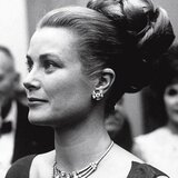 En una recepción en Filadelfia, ella llevaba un collar de Cartier de platino y diamantes, que recibió como regalo de boda en 1956.
