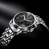 La Longines Saint-Imier Collection se ha inspirado en los orígenes de la tradición relojera de Longines. Las líneas elegantes y los cuernos distintivos proporcionan a estos nuevos modelos un sutil equilibrio entre el diseño clásico y contemporáneo. Con un diámetro de 41 mm, este cronógrafo está equipado con un movimiento L688 de rueda de pilares, desarrollado y producido exclusivamente por Longines. Su caja de acero muestra una esfera de color negro.