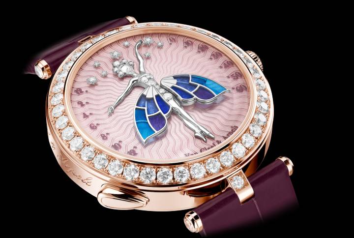 Nacida en 2013 y ganadora del Lady's Complication Prize en el GPHG del mismo año, la Lady Arpels Ballerine Enchantée refleja una de las principales fuentes de inspiración de la marca: la danza. Bajo demanda, la figura indica las horas y los minutos levantando los brazos.