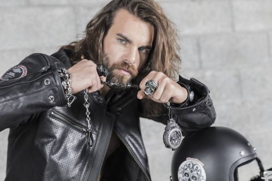 La imponente serie BOLT-68 Skull Rider de Bomberg