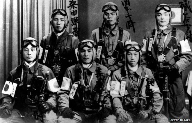 Pilotos Japoneses portando sus relojes de bolsillo alrededor del cuello