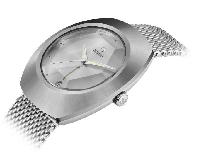 Lanzado en 1962, el icónico DiaStar Original de Rado renace con motivo de su 60 aniversario. El diseñador Alfredo Häberli ha creado una edición especial, enmarcada por un peinado Ceramos cepillado radialmente con ángulos pulidos. El movimiento automático Rado R764 garantiza una reserva de marcha de 80 horas.