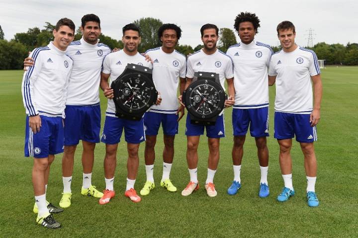 Los jugadores del Chealse F.C. posando antes de recibir sus relojes de pulsera