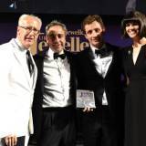 Los co-fundadores de Bremont Giles y Nick English (centro) recogiendo sus premios