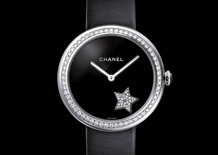 Caja de oro blanco de 18 quilates y diamantes. Esfera negra con motivo rotatorio engastado de diamantes. Movimiento mecánico automático Chanel12-WS. Reserva de marcha de 42 horas. Pulsera de satén negro con cierre de ardillón engastado de diamantes. Diámetro: 37,5 mm
